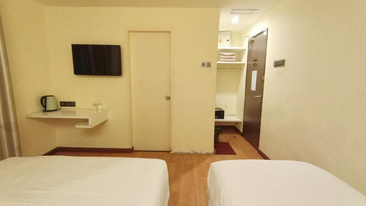 Oyo 90457 Borneo Eco-House Hashtag 12 Boutique Hotel Kota Kinabalu Bagian luar foto